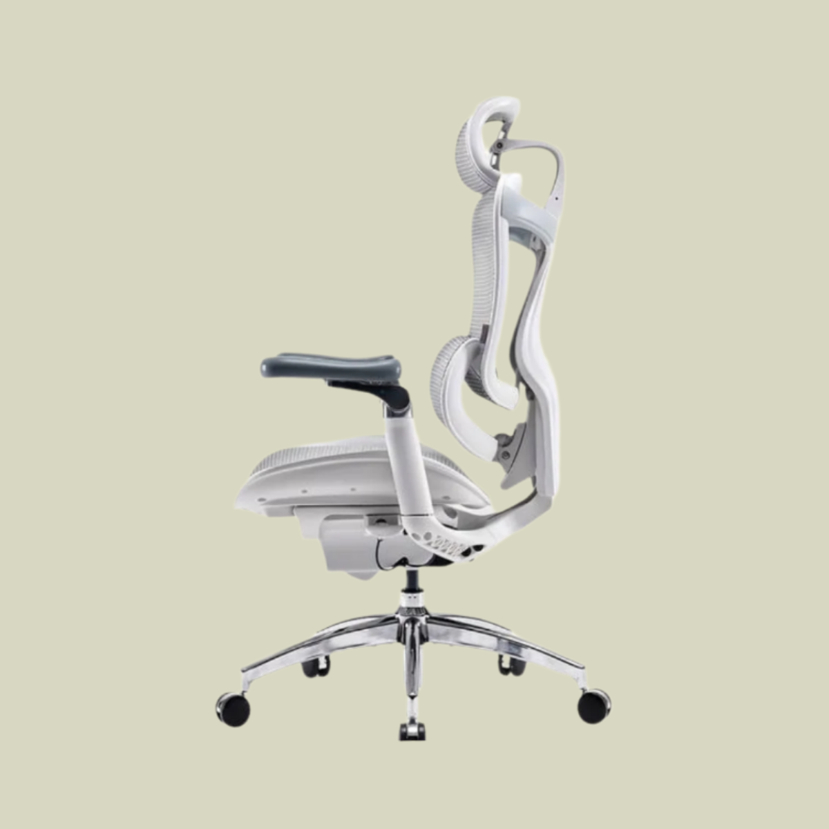 Ergonomic reclining office chair with breathable mesh, adjustable for ultimate comfort